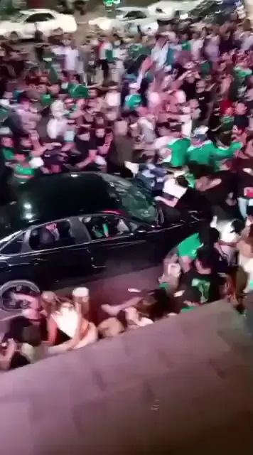 В Мексике автомобиль врезался в толпу болельщиков (видео)