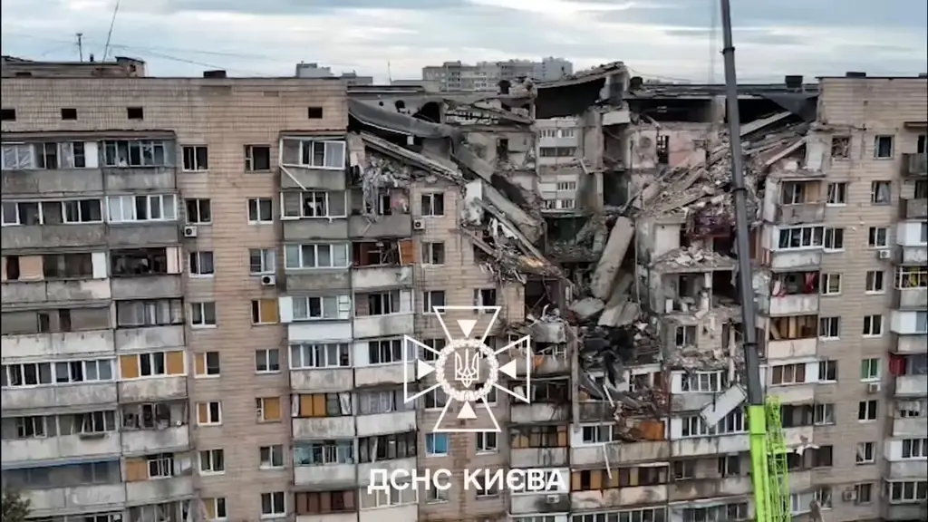 Последствия ночного обстрела Киева: 14 погибших