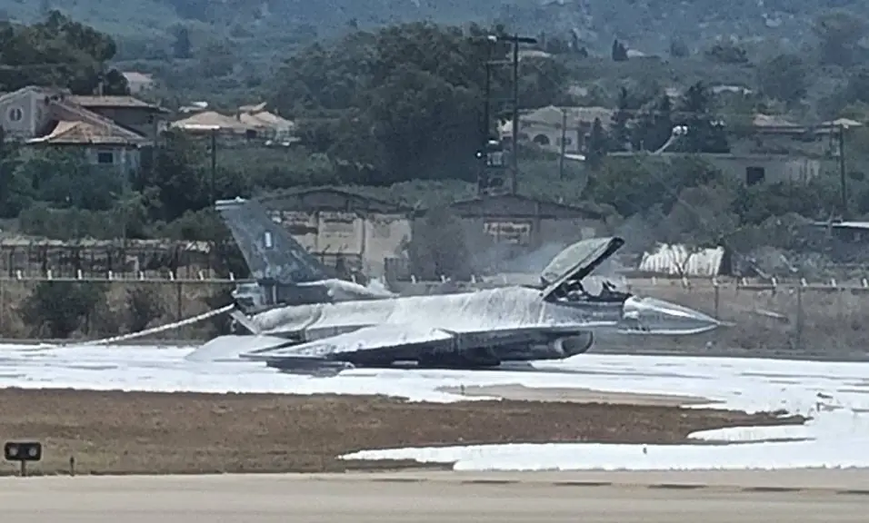 Истребитель F-16 ВВС Греции совершил экстренную посадку из-за пожара в небе