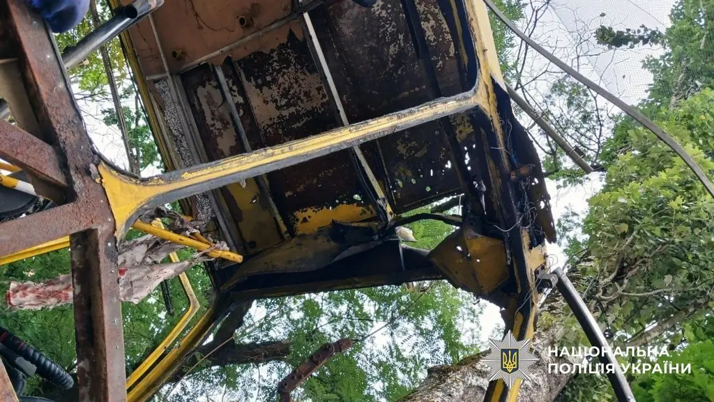 В центре Херсона российский FPV-дрон атаковал автобус: ранены восемь человек