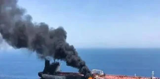 Чего на самом деле хочет Трамп от Ирана: читаем цель по мишеням Танкер в Ормузском проливе на фоне дыма — война США и Ирана, июль 2026
