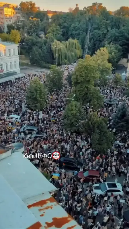 В Киеве проходит новая акция в поддержку экс-министра обороны Федорова