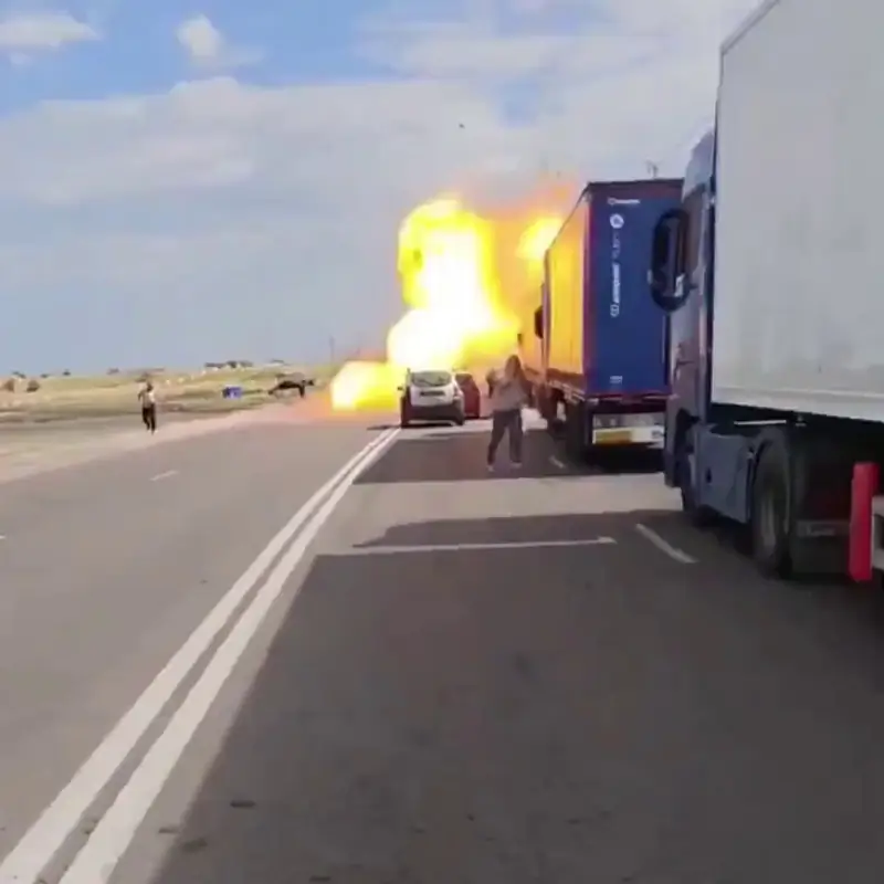 Видео: украинский беспилотник атаковал колонну грузовиков на КПП «Чонгар»